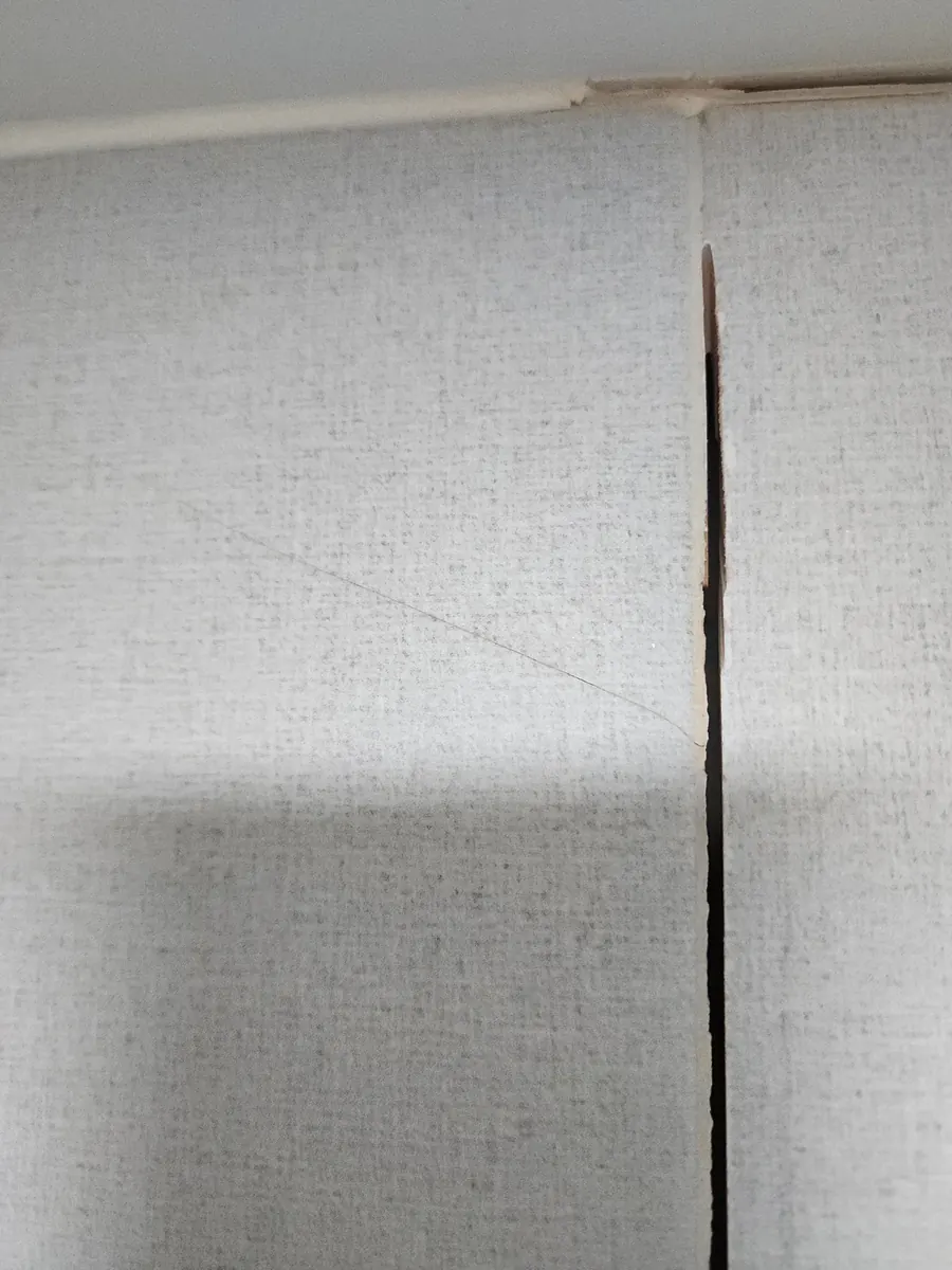금간 타일 보수 — 모서리 타일 사이 벌어짐