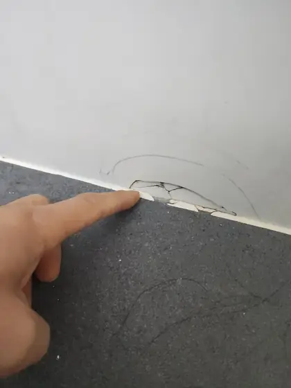 깨진 타일 교체 — 벽 하단 타일 깨짐